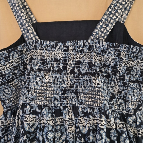 Women's Dress - Picture 3 of 8